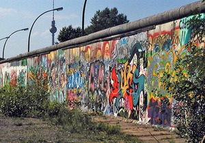 Берлинскую стену разрушат, несмотря на акции протеста