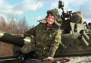 Российские депутаты предложили призывать в армию женщин
