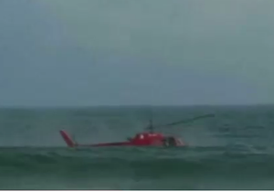 Рио: вертолет упал в море возле пляжа. Видео