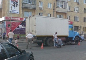 В Житомире гражданин Азербайджана попал на скутере под ЗИЛ и погиб