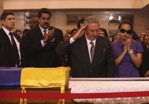 В Каракасе с часовым опозданием началась официальная церемония прощания с Уго Чавесом
