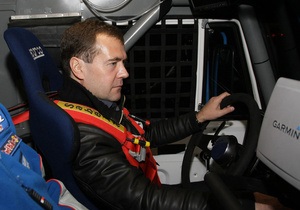 Медведев прокатился на гоночном КАМАЗе