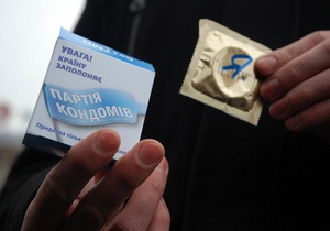 Раздача презервативов с изображением Януковича: организатору акции дали 15 суток