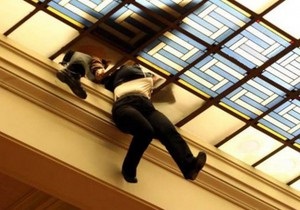 В Греции женщина едва не погибла, провалившись сквозь  купол здания парламента