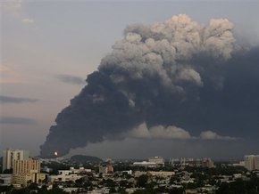 На заводе в Пуэрто-Рико вспыхнул мощный пожар. Столица окутана дымом