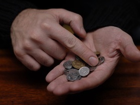 За месяц средняя зарплата в Украине выросла всего на пять гривен