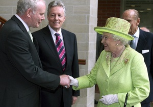 Королева Британии встретилась с бывшим лидером ИРА