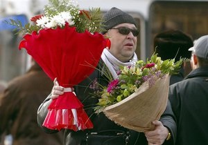Большинство украинцев будут дарить своим женщинам на 8 марта цветы и украшения