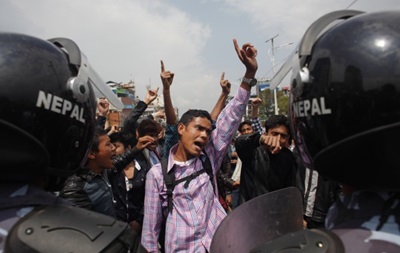 У Непалі поліція застосувала водомети проти порушників карантину