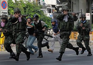 Во время штурма лагеря таиландской оппозиции в Бангкоке погиб итальянский журналист