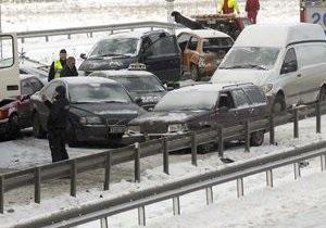 В России на МКАД столкнулись почти 20 автомобилей из-за провала асфальта