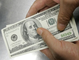 Доллар на межбанке незначительно подешевел