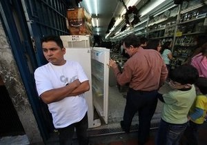 Девальвация нацвалюты вызвала массовый штурм магазинов в Венесуэле