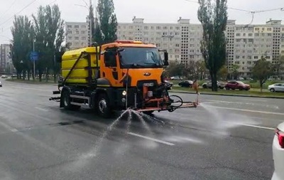 У Києві дороги миють шампунями