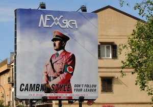 На Сицилии развесили плакаты с изображением Гитлера в розовой униформе