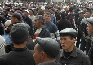 Митингующие ворвались в здание парламента Кыргызстана