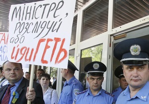 Фотогалерея: Расследуй или уходи! Журналисты пикетировали МВД с требованием отставки Захарченко