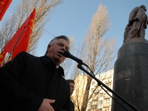 Двое депутатов предлагают запретить в Украине коммунистическую идеологию