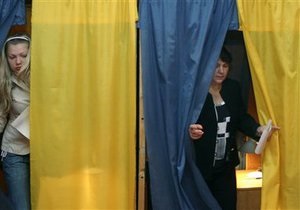 Опрос: Только 48% украинцев в августе знали о выборах по мажоритарным округам