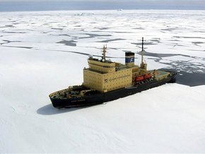 Застрявший в Антарктике российский ледокол вышел на чистую воду