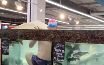 У Херсоні відвідувач супермаркету заліз в акваріум