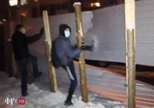 Около 150 людей в масках разгромили забор вокруг стройплощадки на Троещине