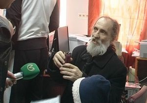 В Киеве задержали мошенника, представлявшегося священником и просившего милостыню