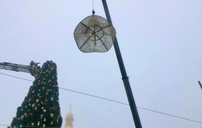 Главная елка Украины осталась без шляпы