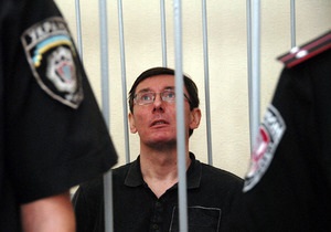 СИЗО выдало Луценко в качестве пайка на судебное заседание кильку и сало