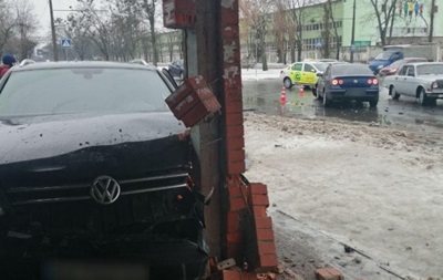 ДТП в Харкові: авто влетіло в зупинку