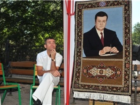 В Донецке портрет Януковича выткали на ковре
