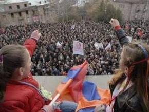 В Ереване оппозиция провела многотысячный митинг