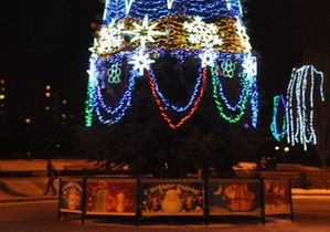 Под елкой наехали на людей - автомобиль наехал на людей на Новый год - Возле елки в Алчевске - Новости Алчевска - Новости Луганской области