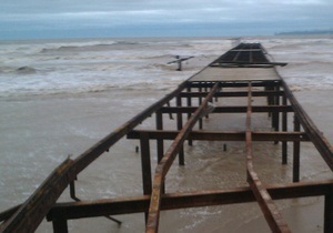Шторм в Одессе сорвал в море бетонные плиты на пляже, а в Николаевской области затопил водопровод