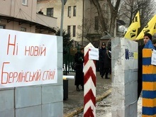 Во Львове пикетируют генконсульство Польши: Пора уважать украинцев