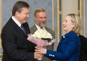 Янукович заверил Клинтон, что Украина продолжит сотрудничество с НАТО