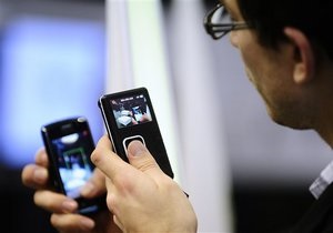 Новые телефоны - Японцы выпустили самый маленький телефон в мире