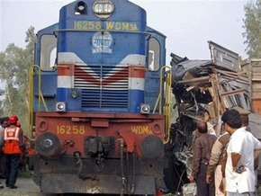 В Индии поезд столкнулся с грузовиком: погибли 16 человек