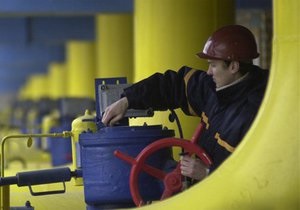 Азаров надеется в течение двух недель достичь компромисса по газовым договорам с Россией
