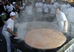В Сербии приготовили 50-килограмовый гамбургер, а на Филиппинах - огромную пасту