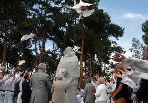 Фотогалерея: В Киеве открыли памятник Матери-Вдове