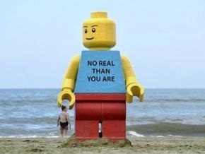 На британском пляже нашли гигантскую фигурку Lego