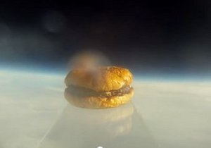 Пятеро студентов Гарварда запустили в космос гамбургер