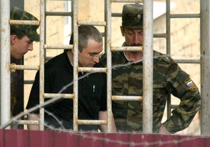 Ходорковский получил выговор за то, что угостил соседа пачкой сигарет