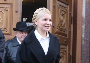 Тимошенко вышла из Генпрокуратуры: Янукович оказывает давление на следователей