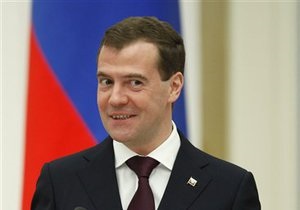 Медведев предложил единороссам перейти на партбилеты с чипами