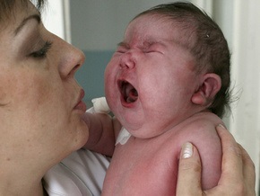 Исследование: Вид плачущего ребенка вызывает эмоциональный подъем у матерей
