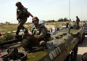 Сирийские танки обстреливают город, в котором люди вышли на акции протеста