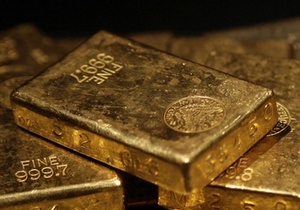 Мировые цены на золото снизились почти на 2%