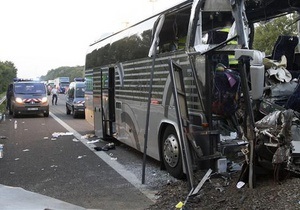 На автостраде во Франции перевернулся автобус из Польши
